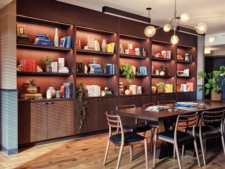 More Photos Of 200 N Green St, Chicago Hotel For Lease