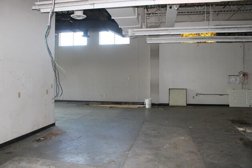 More Photos Of 8591-8595 Owenfield Rd, Powell Freestanding For Lease