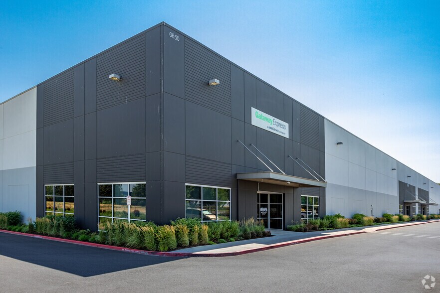 More Photos Of 6520-6650 NE Mt St Helens Ave, Portland Distribution For Lease