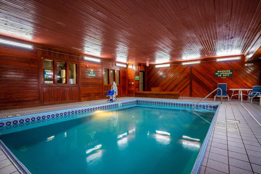 More Photos Of 1510 SW Wanamaker Rd, Topeka Hotel For Sale