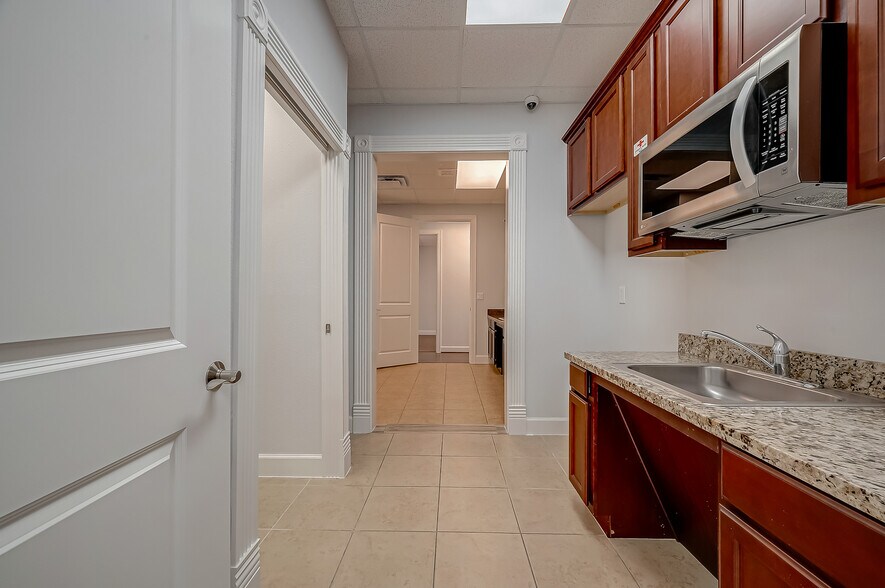 More Photos Of 16000 Park Ten Pl, Houston Medical For Lease