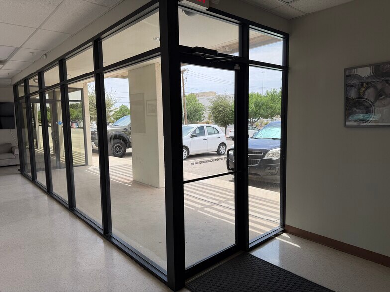 More Photos Of 445 Pan American Dr, El Paso Warehouse For Lease
