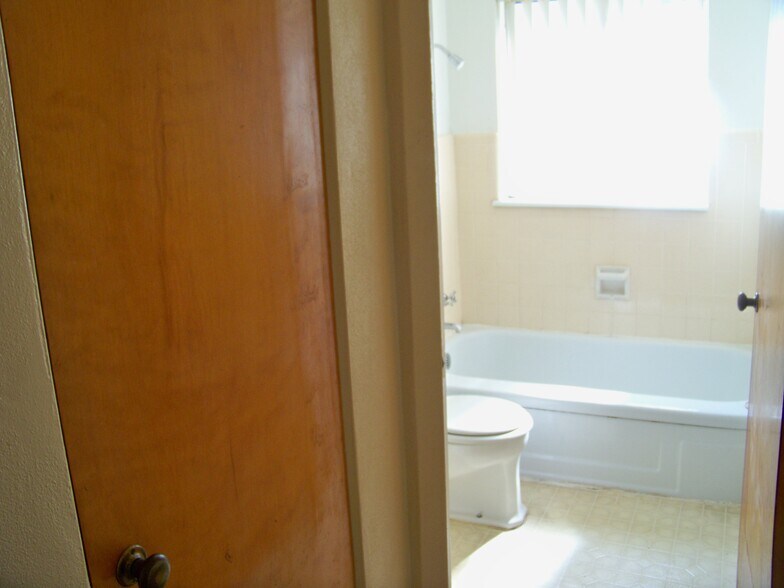 More Photos Of 1101 Washington Ave, Alton Apartments For Sale