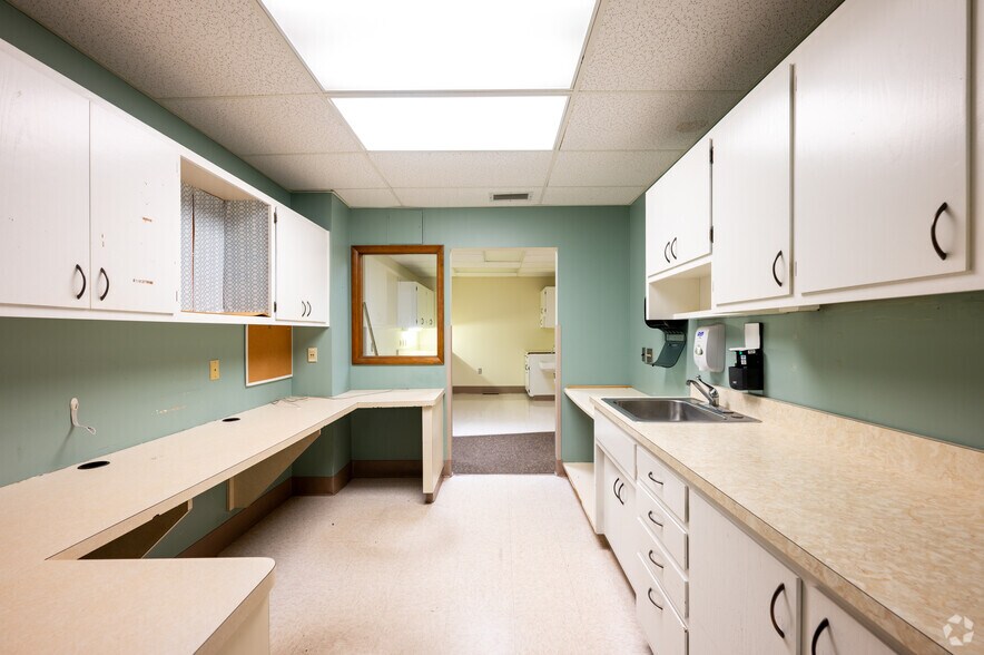 More Photos Of 1515 S 19th St, Elwood Office For Sale