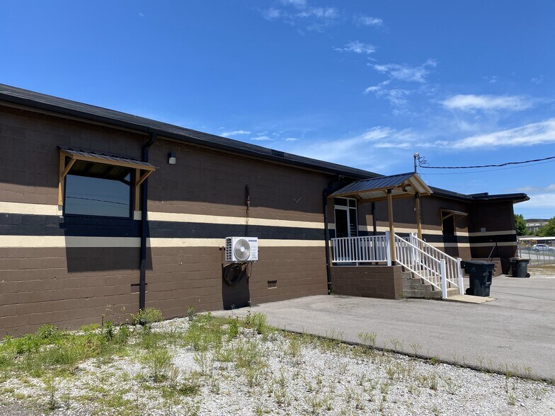 More Photos Of 226 Broadway, Hartsville Showroom For Lease