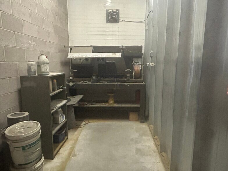 More Photos Of 1954 10 Av NW, Medicine Hat Warehouse For Sale