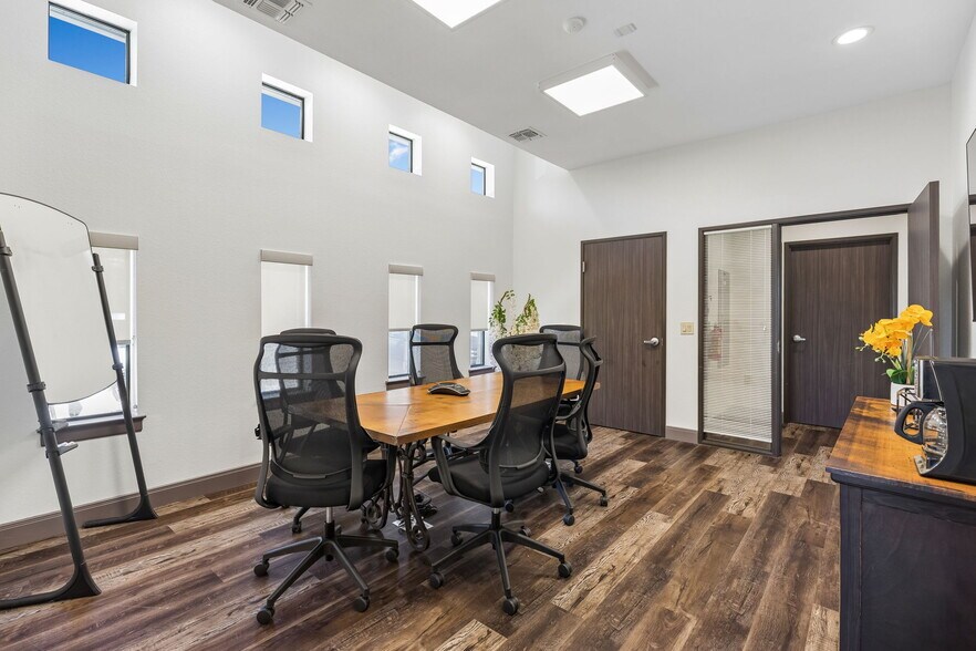 More Photos Of 4358 Lockhill Selma Rd, Shavano Park Medical For Lease