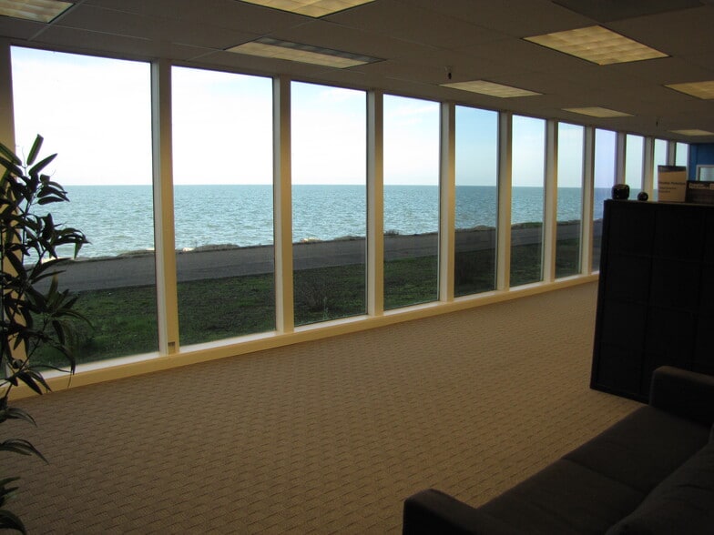 More Photos Of 828 Airport Blvd, Burlingame Research And Development For Lease