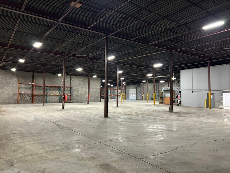More Photos Of 1320 Av De Valleyfield, Laval Warehouse For Lease