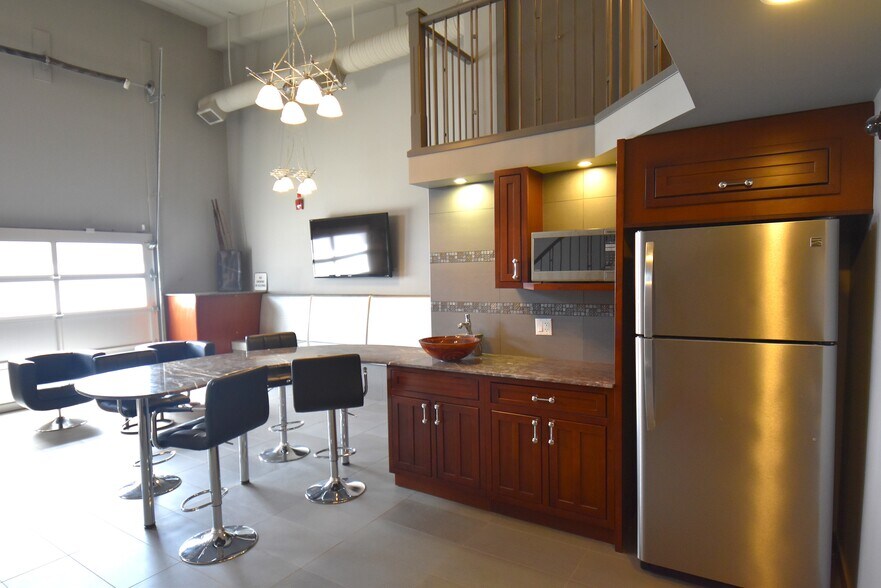 More Photos Of 9903 209 St NW, Edmonton Warehouse For Sale