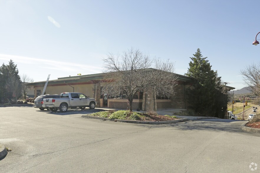 More Photos Of 2 Sheridan Sq, Kingsport Medical For Lease