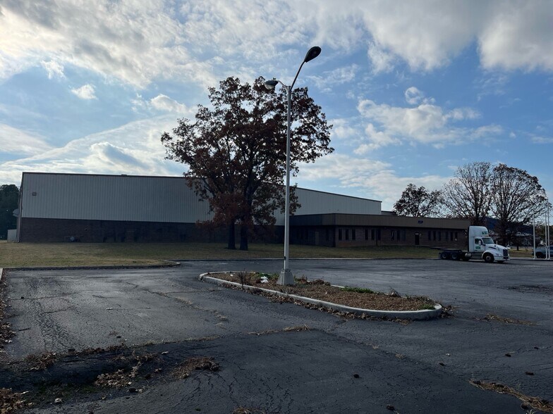 More Photos Of 208 Industrial Blvd, Tullahoma Warehouse For Sale