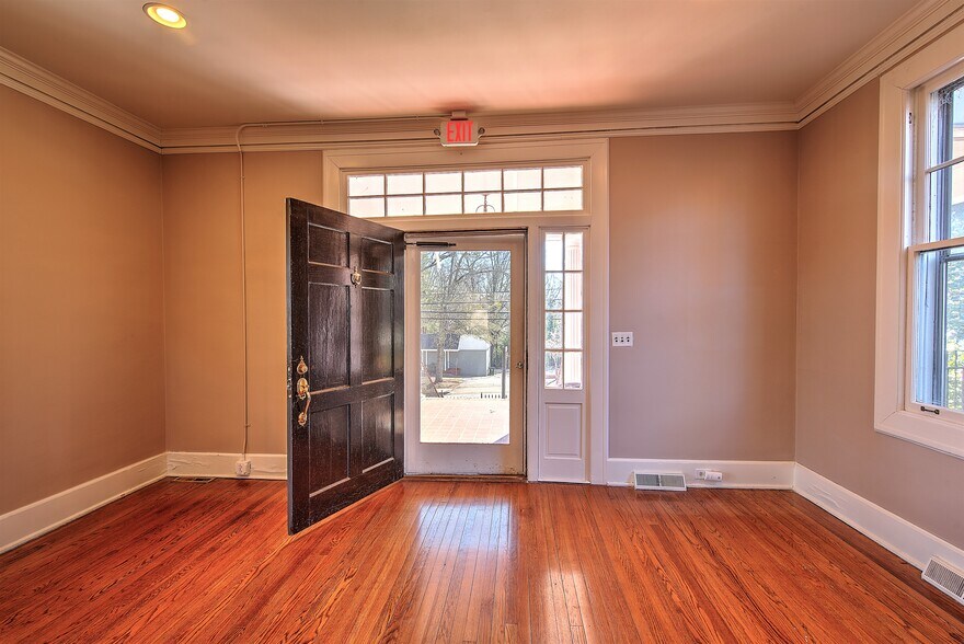 More Photos Of 1011 E Washington St, Greenville Office For Lease