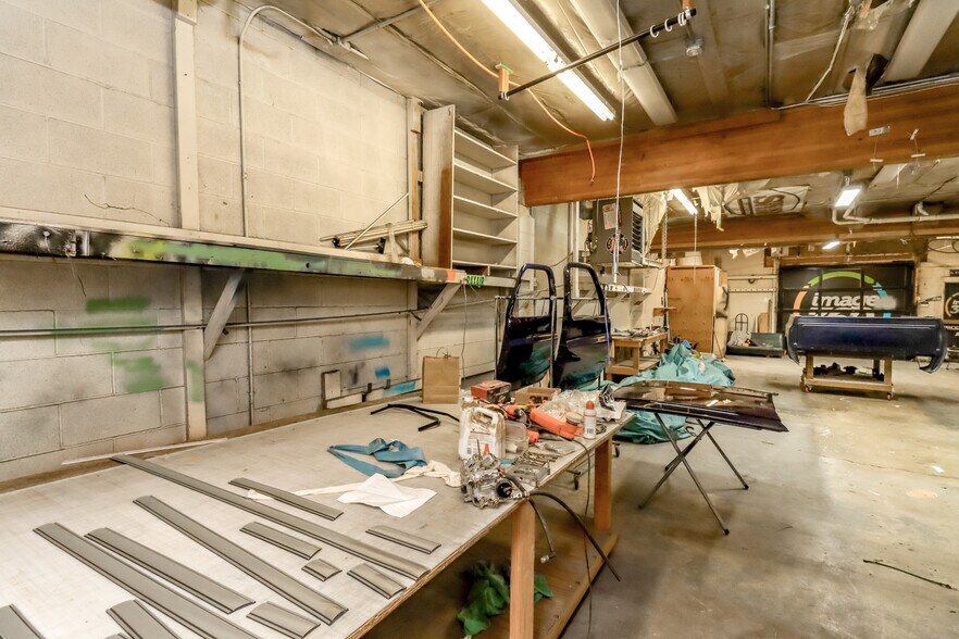 More Photos Of 3838 S Warner St, Tacoma Flex For Lease