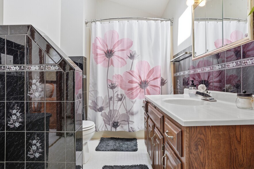 More Photos Of 120 Milford Hill Ln, Milford Flex For Sale