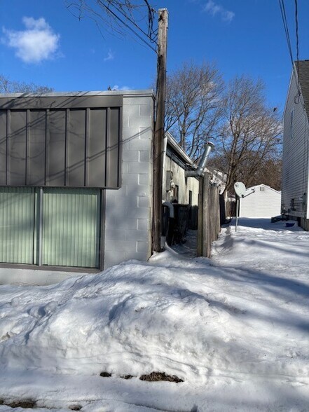 More Photos Of 12 Pease Ave, Middletown Showroom For Lease