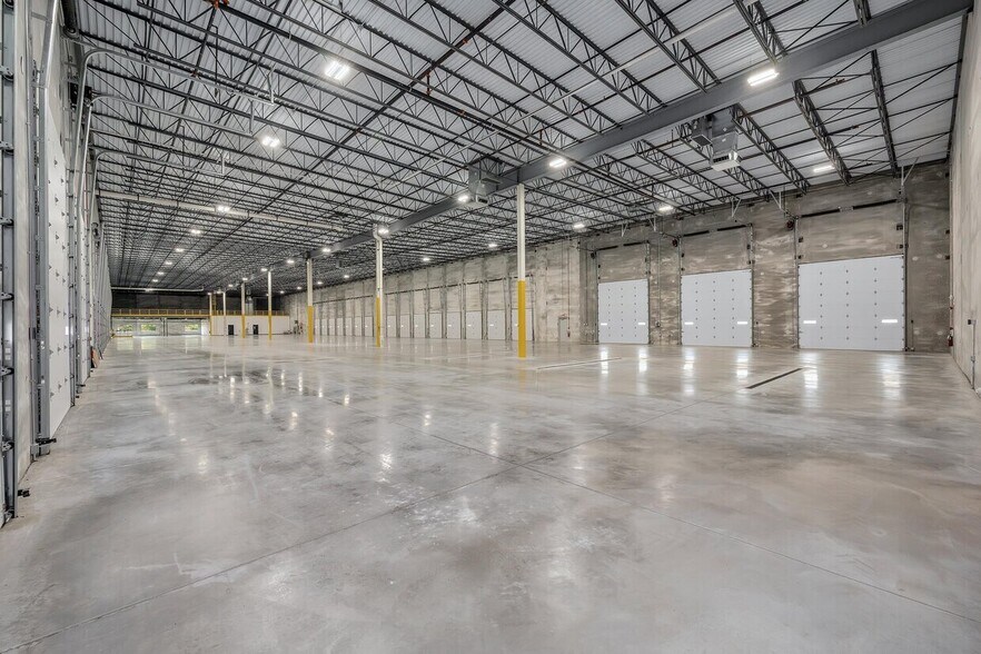 More Photos Of 3600 W 127th St, Alsip Truck Terminal For Lease