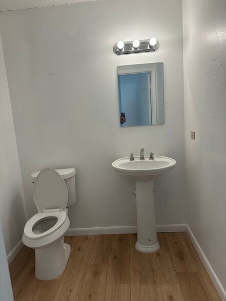 More Photos Of 1420 S Ellison Dr, San Antonio Medical For Lease