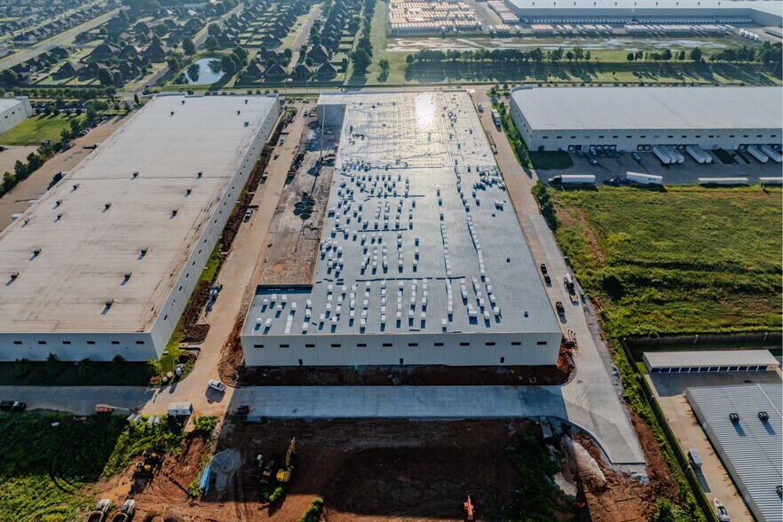 More Photos Of 5100 SW Regional Airport Blvd, Bentonville Warehouse For Lease
