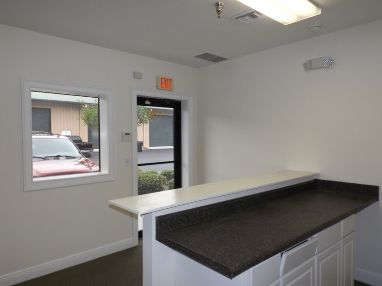 More Photos Of 124-146 Park Center St, Leesburg Light Manufacturing For Lease