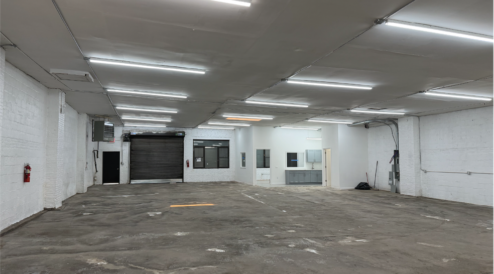 More Photos Of 3252 58th St, Woodside Distribution For Lease