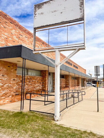 Primary Photo Of 711 E 3rd St, Big Spring Office For Lease