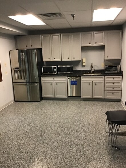 More Photos Of 435 W 194th St, Glenwood Manufacturing For Lease