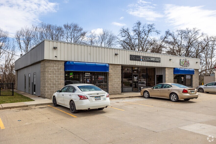 Primary Photo Of 2705 SW 9th St, Des Moines Storefront For Sale