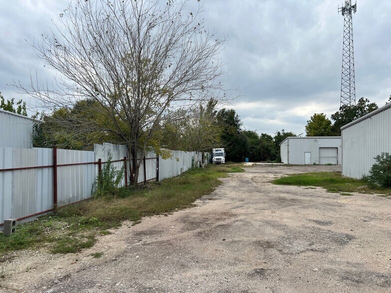 More Photos Of 7911 Yale, Houston Warehouse For Lease