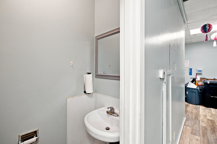More Photos Of 1890 Capitol St NE, Salem Freestanding For Sale