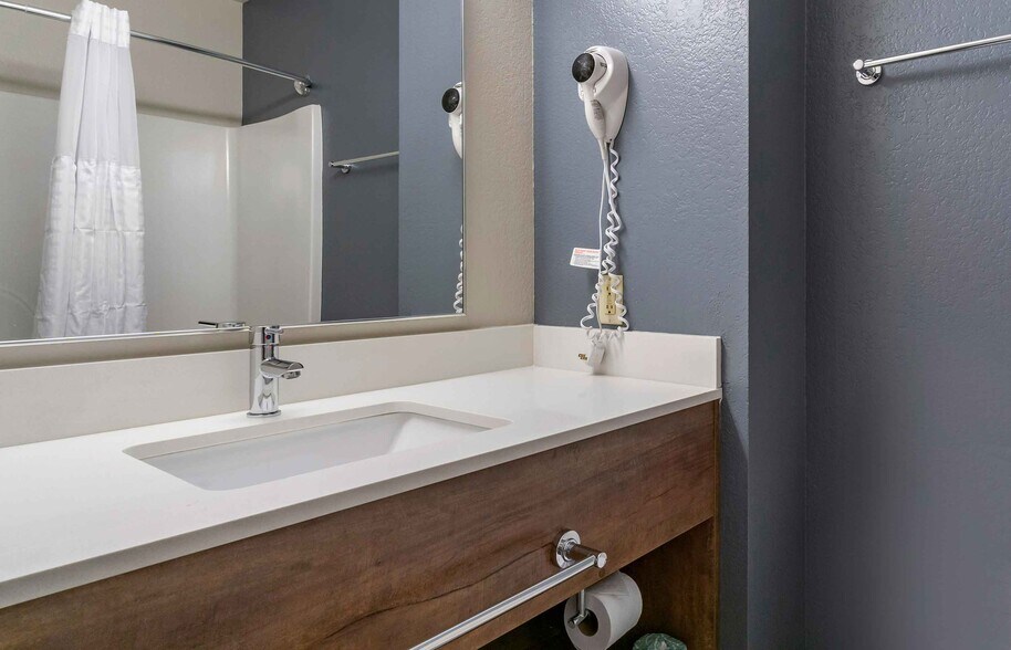 More Photos Of 7212 Eastpoint Blvd, Baytown Hotel For Sale