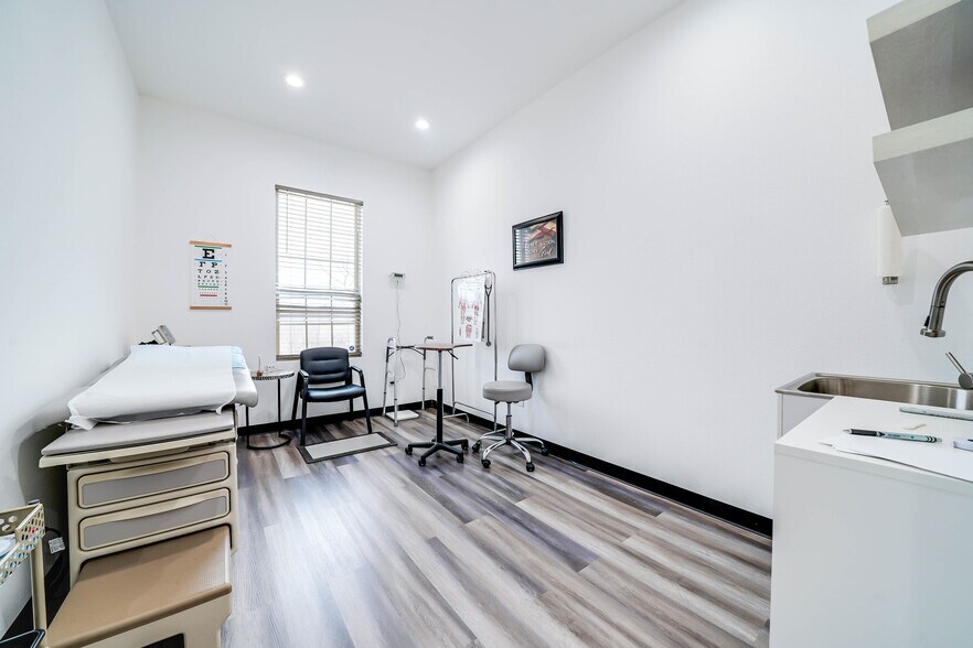 More Photos Of 1802 Mansfield Webb Rd, Mansfield Unknown For Lease