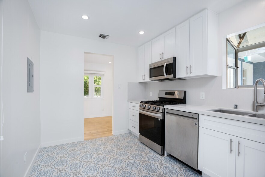 More Photos Of 12334 Moorpark St, Studio City Apartments For Sale