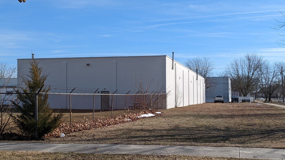 More Photos Of 717 Longfellow St, Woodbine Warehouse For Lease