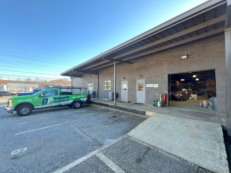 More Photos Of 211 N Pleasantburg Dr, Greenville Light Manufacturing For Lease