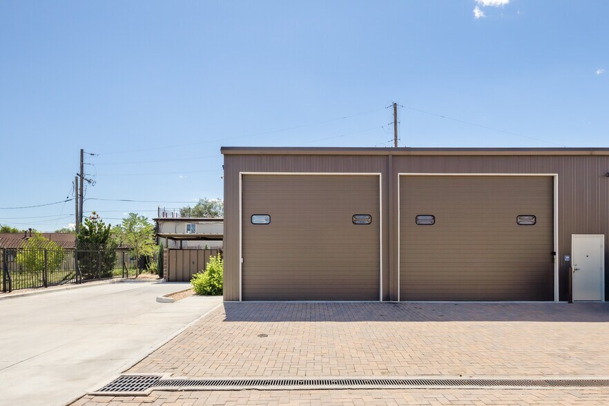 More Photos Of 560-580 Ames St, Lakewood Industrial For Sale