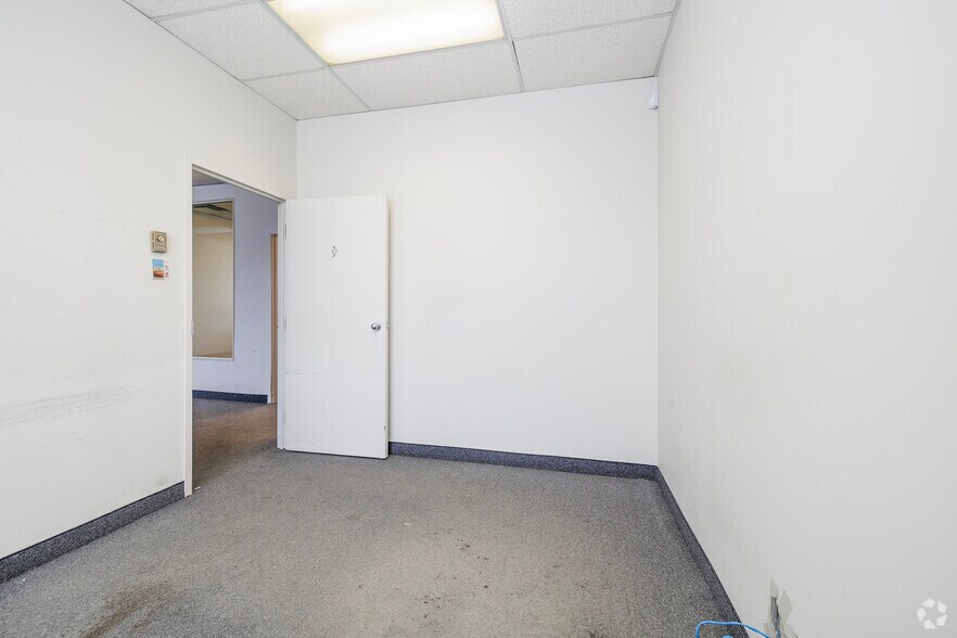 More Photos Of 90A-90F Boul Brunswick, Dollard-des-Ormeaux Warehouse For Lease