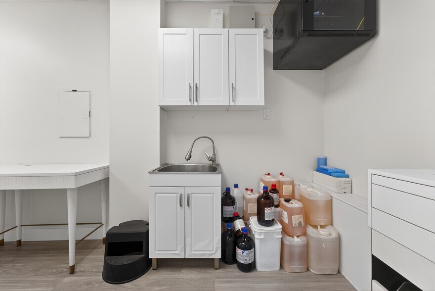 More Photos Of 570 Hood Rd W, Markham Service For Sale