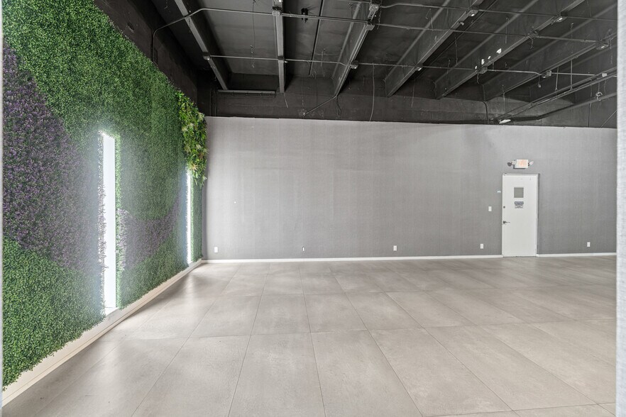 More Photos Of 2741 W 76th St, Hialeah Warehouse For Lease
