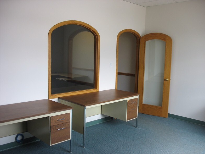 More Photos Of 3132 26 St NE, Calgary General Retail For Sale