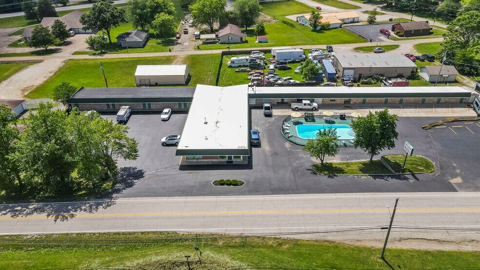 More Photos Of 310 S McCune St, Pilot Knob Hotel For Sale