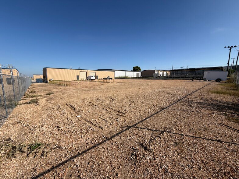 More Photos Of 111 Iron Rd, Hutto Warehouse For Lease