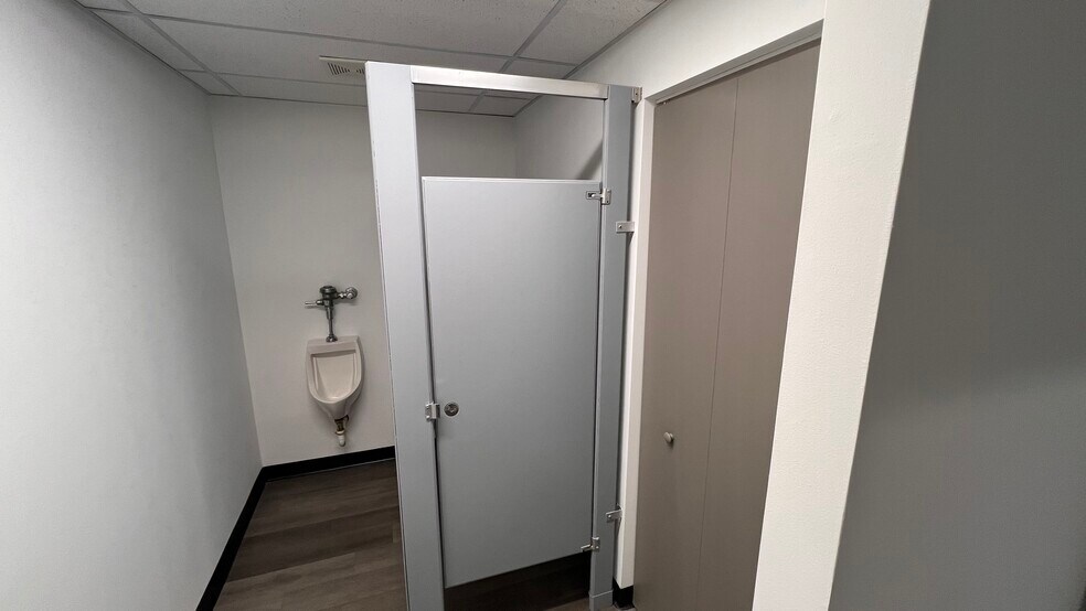 More Photos Of 4700 W 137th St, Crestwood Warehouse For Lease