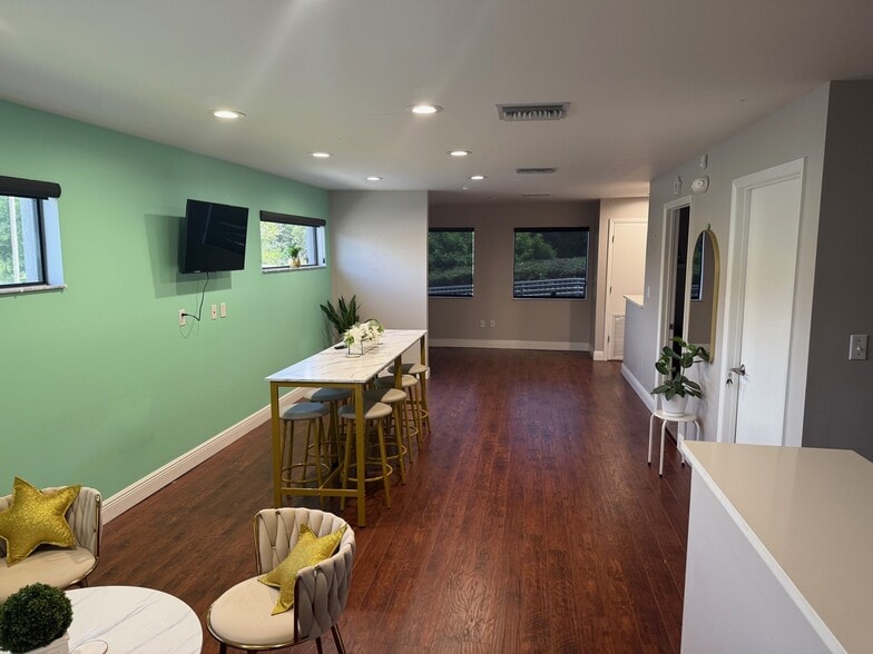 More Photos Of 31081-31089 US Hwy 19 N, Palm Harbor Office For Lease