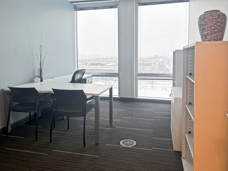 More Photos Of 10 N Martingale Rd, Schaumburg Coworking Space