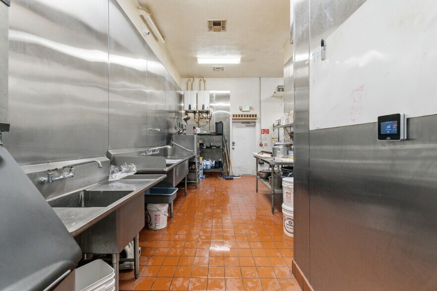 More Photos Of 1377 W El Monte Way, Dinuba Restaurant For Lease