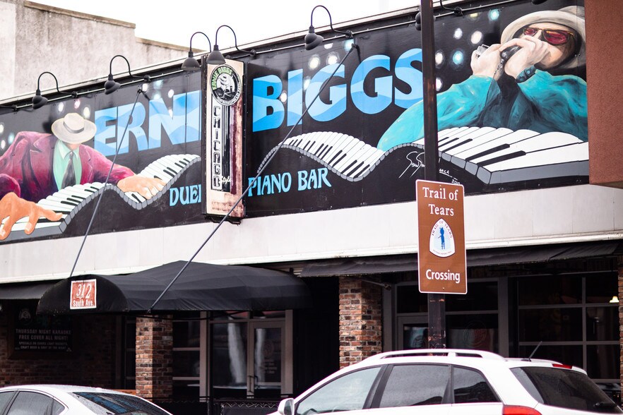 More Photos Of 312 South Ave, Springfield Bar For Lease