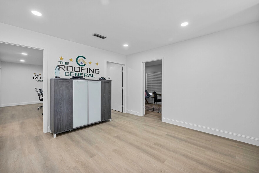 More Photos Of 4625 SE Dixie Hwy, Stuart Office For Sale