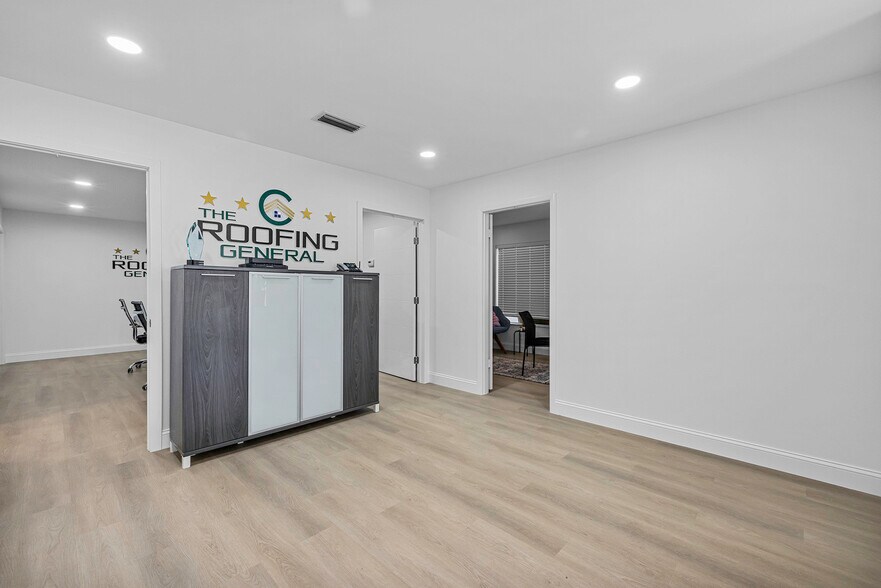 More Photos Of 4625 SE Dixie Hwy, Stuart Office For Sale