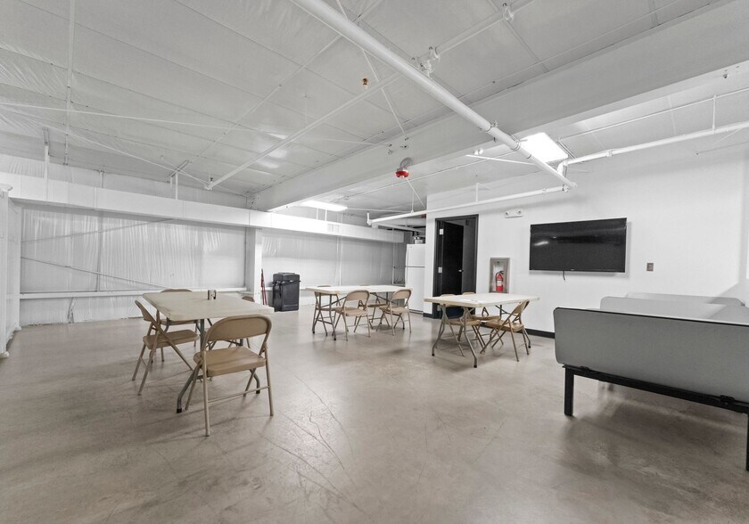 More Photos Of 258 Aviation Dr, Statesville Warehouse For Sale